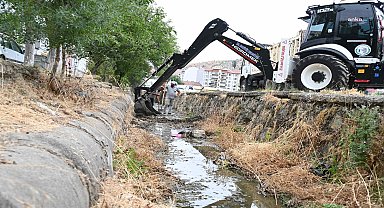 Bozüyük Belediyesi Su ve Kanalizasyon Müdürlüğü ekipleri, açık kanalların temizlik çalışmalarını sürdürüyor