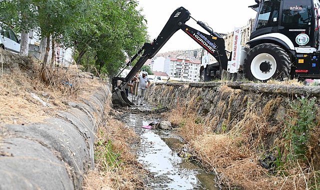 Bozüyük Belediyesi Su ve Kanalizasyon Müdürlüğü ekipleri, açık kanalların temizlik çalışmalarını sürdürüyor