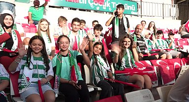 Bursaspor’un ilk iç saha maçında çocuklar tribünde