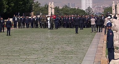 Büyük Zafer'in 103'üncü yıl dönümü kutlanıyor.. Cumhurbaşkanı Erdoğan başkanlığındaki devlet erkanı, Anıtkabir'i ziyaret etti 