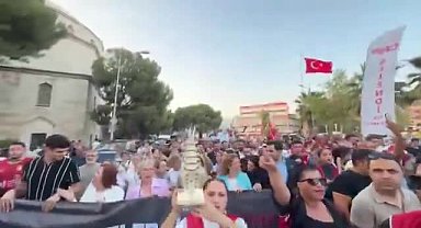 CHP Gençlik Kolları Aydın'da 'omurga' maketiyle yürüdü