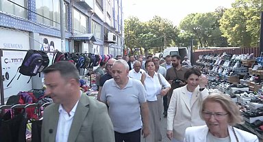 CHP heyeti Akhisar’da pazar esnafı ve yurttaşları dinledi... Bir esnaf: Bir tane nektar 25 lira, bir tane erik 17 lira. Nasıl yiyecek bunu vatandaş?
