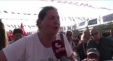 CHP'nin Aydın mitinginde yurttaşlardan Özlem Çerçioğlu'na tepki: Biz ona oy verdik ama çok ayıp etti, istifa edip gidecekti