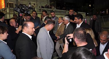 CHP'nin Beyoğlu mitingi... Özgür Özel: 9 dalga yaptınız, 99 dalga da yapsanız ayaktayız, eylemdeyiz