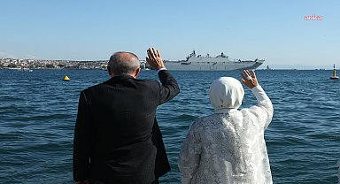 Cumhurbaşkanı Erdoğan, TEKNOFEST Mavi Vatan kapsamında İstanbul Boğazı'ndan geçen gemileri selamladı