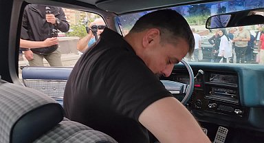 Erzurum’da nostalji rüzgarı... Vali Çiftçi, klasik otomobiller ile şehir turuna çıktı