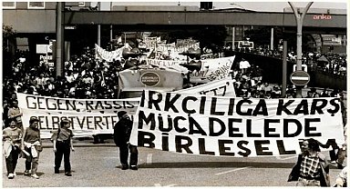 Göçmenlerin 1990’lardaki ırkçılığa karşı mücadelesi Kassel’de sergileniyor