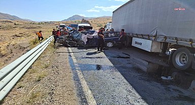 Hakkari’de TIR ile hafif ticari araç çarpıştı: 4 ölü, 2 yaralı