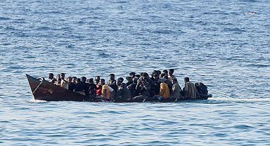 İtalya'nın Lampedusa adası açıklarında batan teknelerdeki en az 20 göçmen hayatını kaybetti 