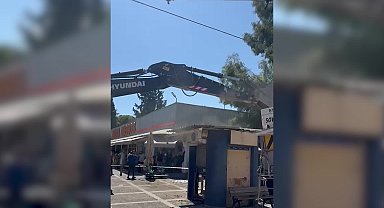 İzmir Büyükşehir Belediyesi, işgalci durumundaki işletmelerin tahliyesine başladı 