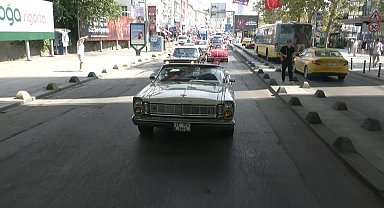 Kadıköy sokaklarında 30 Ağustos Zafer Bayramı coşkusu... Belediye Başkanı Kösedağ 70 araçlık klasik araba konvoyu ile Kadıköy’ü selamladı