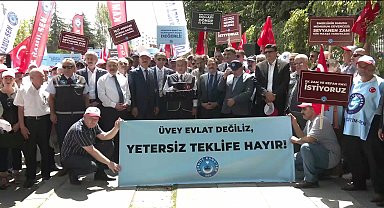 Kamu-Sen üyeleri, hükümetin zam teklifini protesto etti: