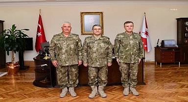 Kara Kuvvetleri Komutanı Orgeneral Bayraktaroğlu, 2 ve 3'üncü Ordu Komutanlıklarındaki devir teslim törenlerine katıldı