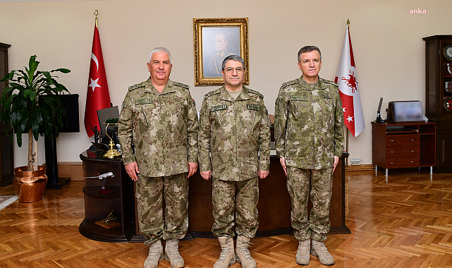 Kara Kuvvetleri Komutanı Orgeneral Bayraktaroğlu, 2 ve 3'üncü Ordu Komutanlıklarındaki devir teslim törenlerine katıldı