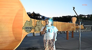 Kırşehir Belediyesi'nin 30 Ağustos kutlamaları kapsamında düzenlediği karaoke etkinliği, büyük beğeni topladı 
