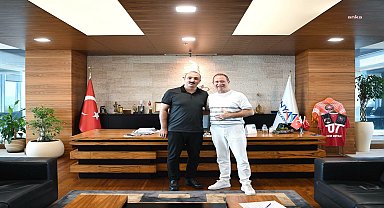 Konyaaltı Belediye Başkanı Kotan, sanatçı Sümer Ezgü'yü ağırladı