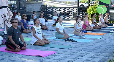 Kuşadası Belediyesi'nden ücretsiz yoga dersleri