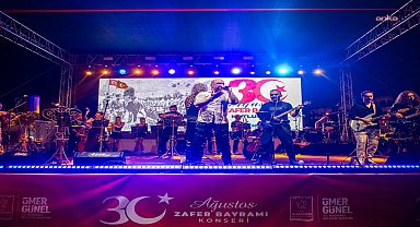 Kuşadası’nda 30 Ağustos coşkusu, Musa Göçmen ve Senforock Orkestrası ile zirve yaptı 