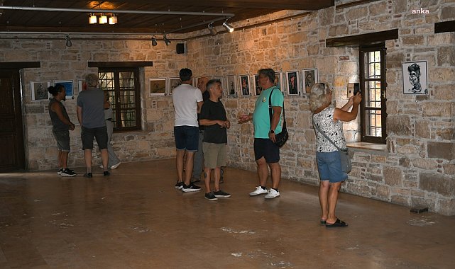 Kuşadası'nda Uluslararası Portre Karikatürleri Sergisi açıldı