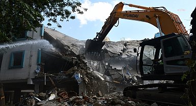 Lüleburgaz Belediyesi, eski hizmet binasının yıkımına başladı