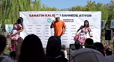 Manisa’da çocuklar, 30 Ağustos coşkusunu Atatürk Kent Parkı’nda yaşadı