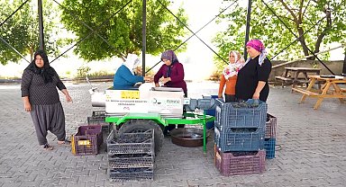 Mersin Büyükşehir Belediyesi’nden Tarsuslu üreticilere üzüm sıkma makinesi desteği