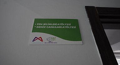 Mersin Büyükşehir Belediyesi'nin Mercan Bilim Merkezi’nde yaz okulu atölyeleri sürüyor