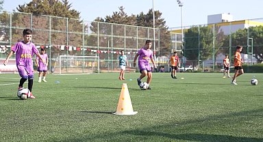 Mersin Büyükşehir Belediyesi'nin ücretsiz futbol kursu yıl boyunca devam ediyor 