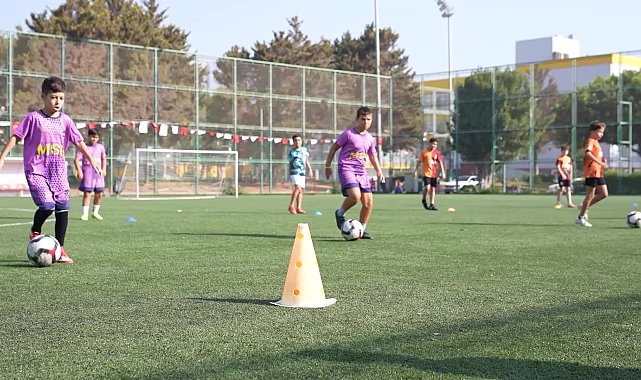 Mersin Büyükşehir Belediyesi'nin ücretsiz futbol kursu yıl boyunca devam ediyor