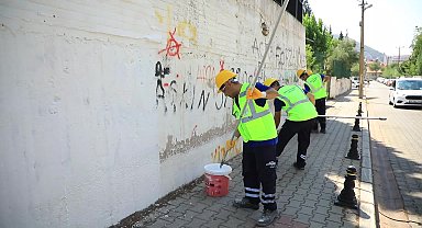Muğla Büyükşehir Belediyesi, okullarda başlattığı bakım onarım çalışmalarına devam ediyor