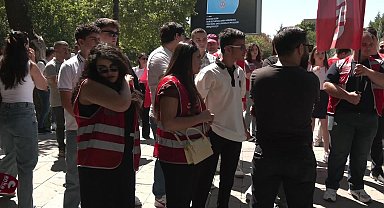 Mülakat mağduru öğretmenlerin MEB önündeki eylemi devam ediyor... Suat Özçağdaş: