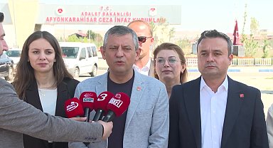 Özgür Özel, İBB soruşturması kapsamında tutuklu bulunan İpek Elif Atayman'ı ziyaret etti: İnsanları aileleri üzerinden terbiye etme ve iftira atmaya zorlayan bu rejim yargılanacak
