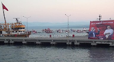 Özgür Özel’in balıkçı teknelerinden oluşan konvoyla alana geldiği Sinop’ta CHP’den 51’inci miting 