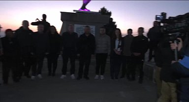 Özgür Özel, Şuhut’tan Kocatepe Atatürk Anıtı’na yürüdü, gün doğumunda fotoğraf çektirdi