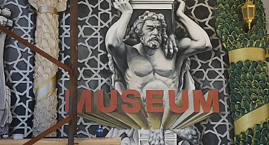 Pandemide yaşamını yitiren ressamın yarım kalan eseri Karacasu duvarlarında duruyor