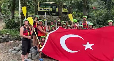 Rize Ardeşen'de yurttaşlar 30 Ağustos Zafer Bayramını rafting ve yüzme etkinliğiyle kutladı