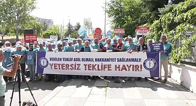Sağlık-Sen üyeleri, hükümetin zam teklifini Çalışma ve Sosyal Güvenlik Bakanlığı önünde protesto etti