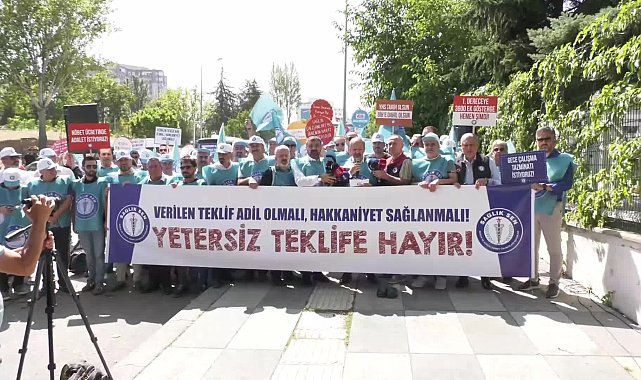 Sağlık-Sen üyeleri, hükümetin zam teklifini Çalışma ve Sosyal Güvenlik Bakanlığı önünde protesto etti