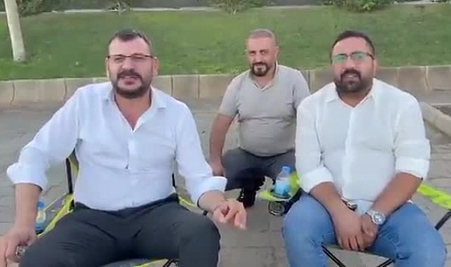 Şehitkamil Belediye Başkanı Umut Yılmaz'ın AK Parti’ye geçişine tepki gösteren CHP'liler belediye binası önünde oturma eylemi yaptı