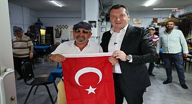 Silivri Belediye Başkanı Balcıoğlu, esnafa Türk bayrağı hediye etti