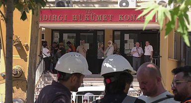Sındırgı’da ağır hasar alan marketi tahliye eden yurttaş: “Burada devlet yok. Hani seferberlik, hani yardım?”