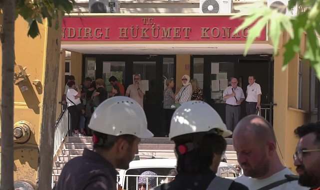 Sındırgı’da ağır hasar alan marketi tahliye eden yurttaş: “Burada devlet yok. Hani seferberlik, hani yardım?”
