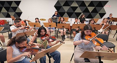 Tepebaşı Belediyesi İki Elin Sesi Var Orkestrası, Yeni Türkü ile aynı sahnede