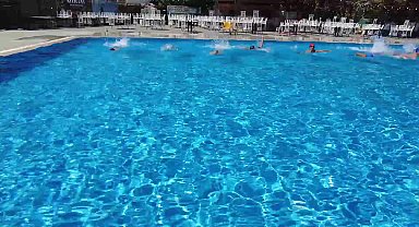 Turgutlu Belediyesi Yaz Spor Okulları yüzme kursu öğrencileri başarı belgelerini aldı 