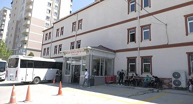 Tutuklu Avcılar Belediye Başkan Yardımcısı Erhan Daka, babasının cenazesine jandarmayla getirildi