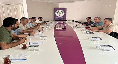 Van'da işten çıkarılan işçiler DEM Parti Eş Genel Başkanı Tuncer Bakırhan ile görüştü