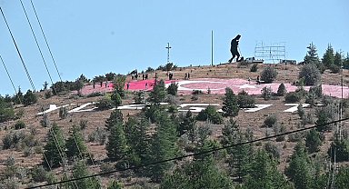 Yozgat’ta rengi solan dev Türk bayrağı Zafer Bayramı öncesinde boyanmaya başlandı