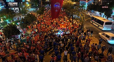 Zafer Bayramı coşkusu, Adana sokaklarını aydınlattı
