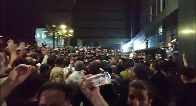 Abluka altına alınan CHP İstanbul İl Başkanlığı önüne yeni barikatlar getirildi