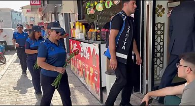 Adıyaman Belediyesi Zabıta Müdürlüğü esnafa karanfil dağıttı